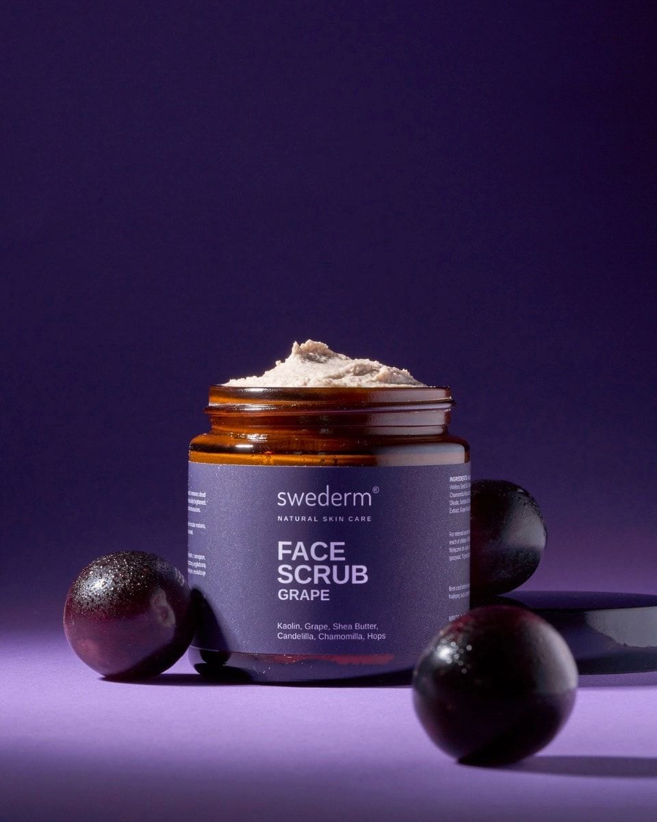 Słoik peelingu do twarzy Grape z winogronami na fioletowym tle
