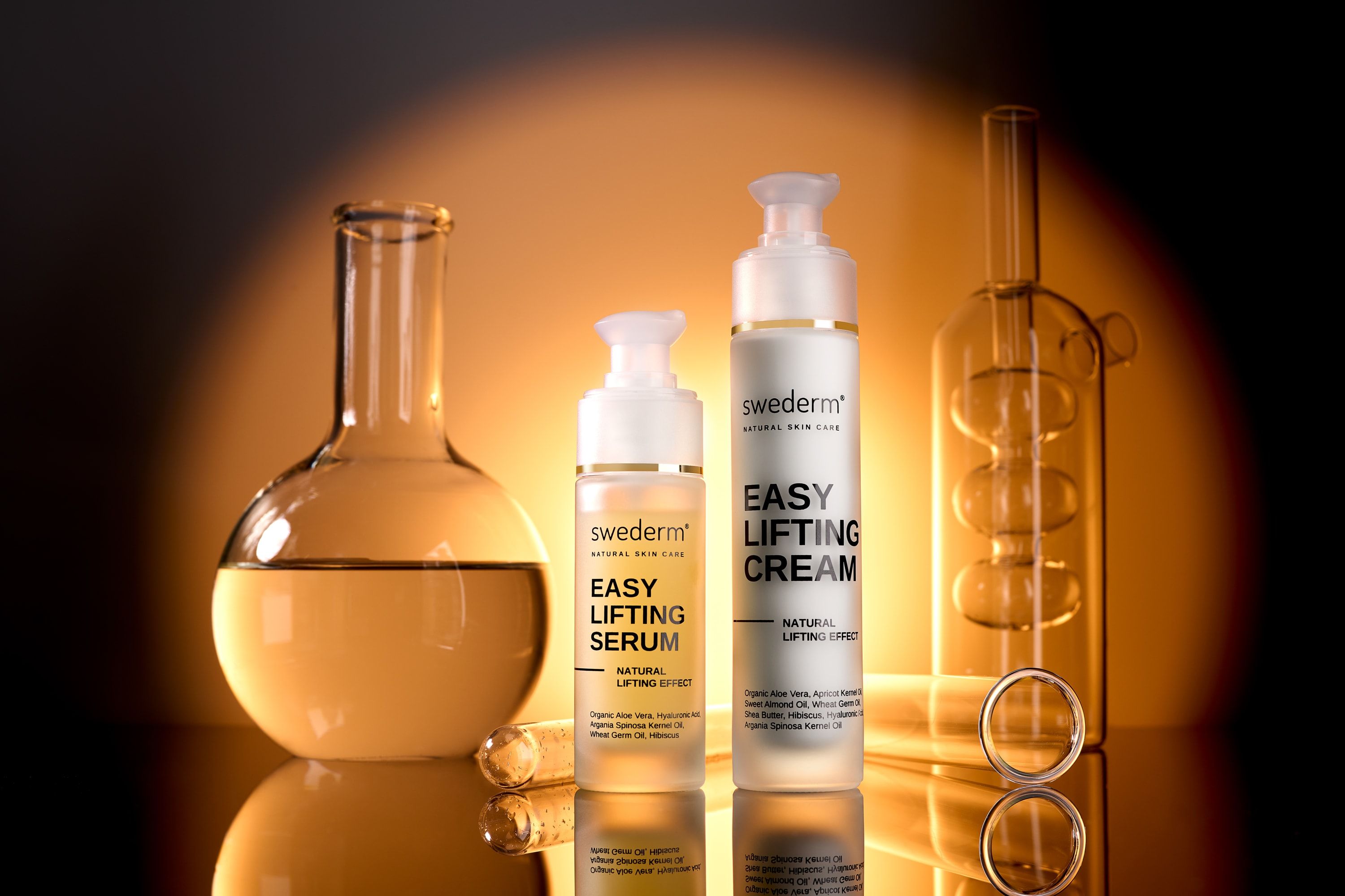 Serum i krem Swederm Easy Lifting wśród szklanych kolb w ciepłym świetle