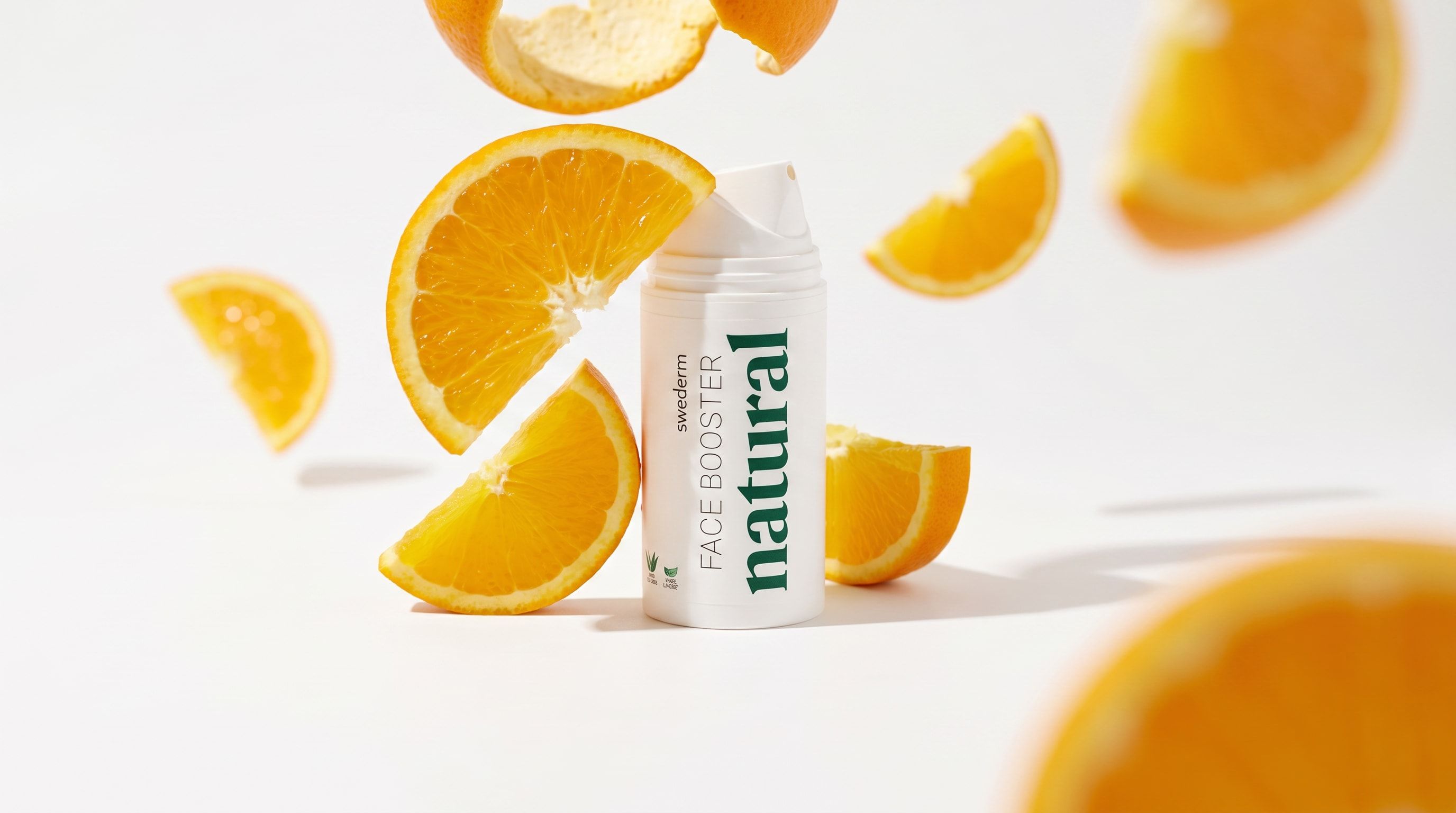 Swederm Face Booster Natural wśród lecących plastrów pomarańczy na białym tle