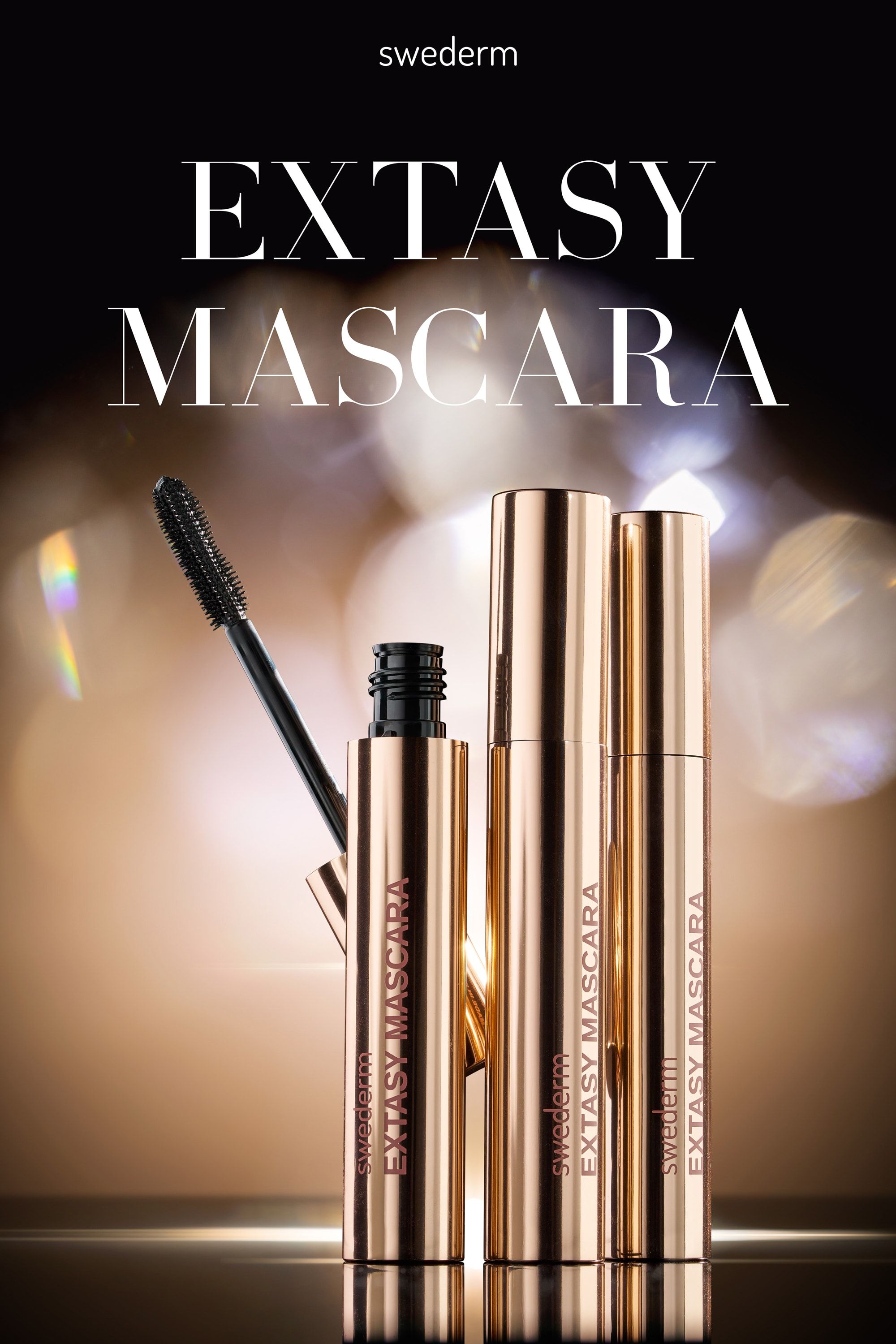 Reklama Swederm Extasy Mascara — złote opakowania tuszu i szczoteczka na ciepłym tle bokeh