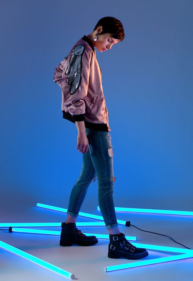 Portret modelki z niebieską świetlówką