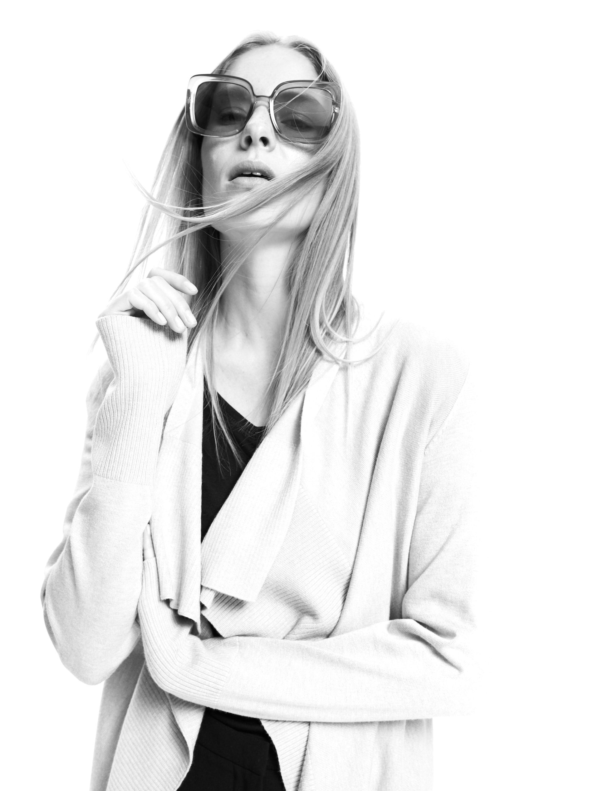 Modelka w okularach i jasnym kardiganie, czarno-białe