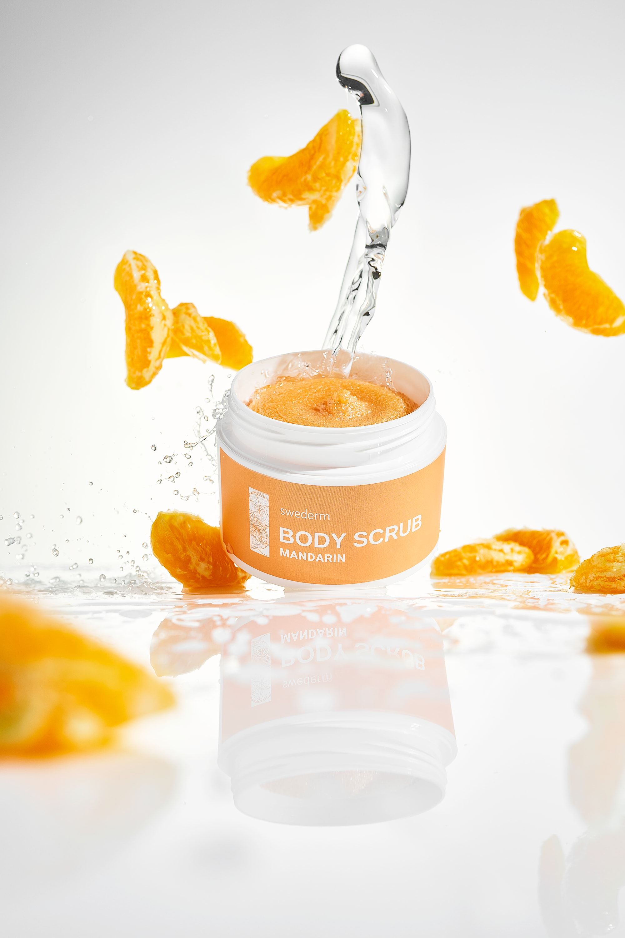 Peeling mandarynkowy z cząstkami mandarynki w ruchu