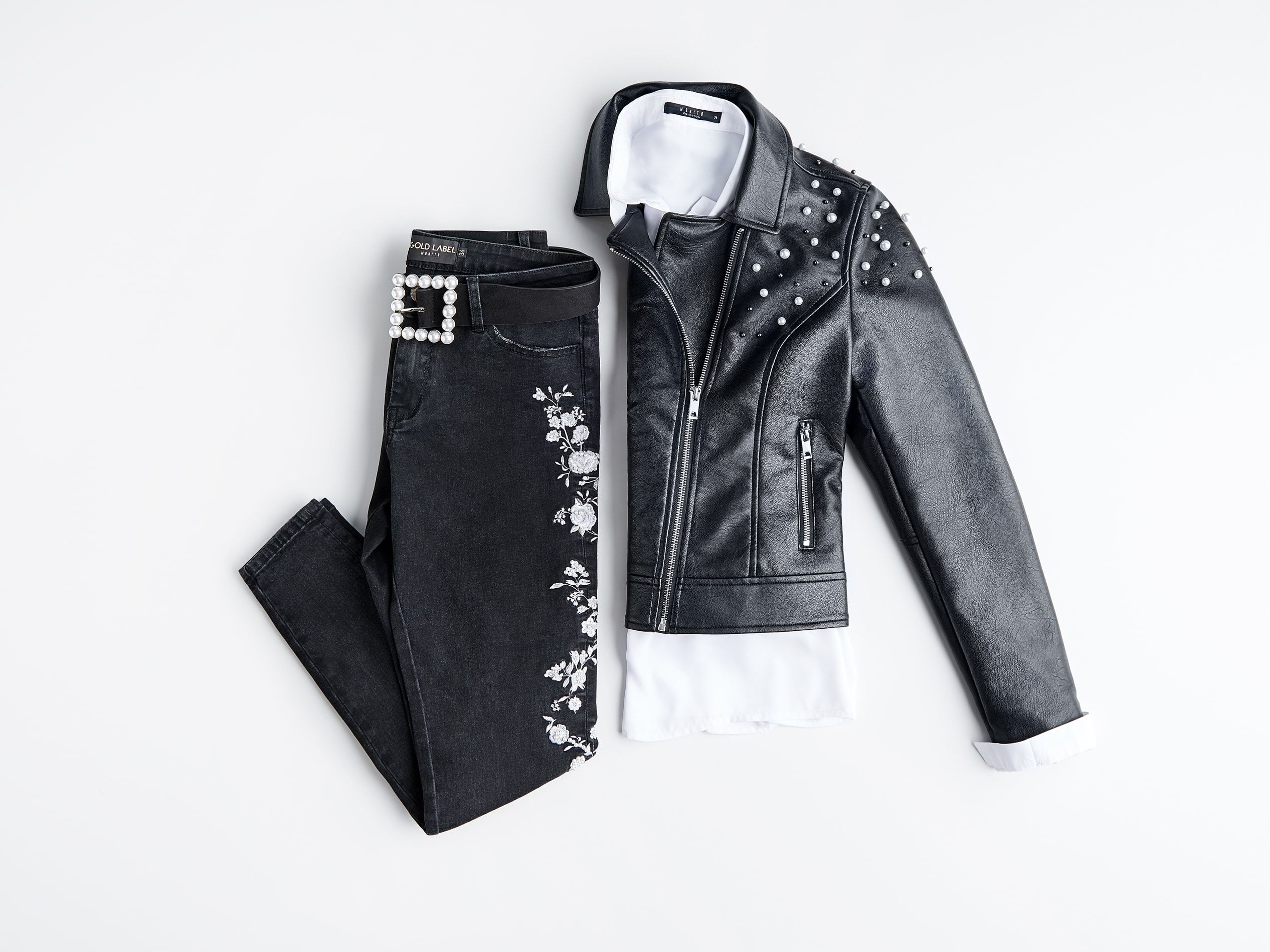 Flat lay z czarnymi jeansami i skórzaną kurtką