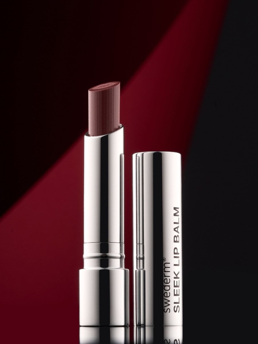 Pomadka Sleek w odcieniu nude na czerwono-czarnym tle