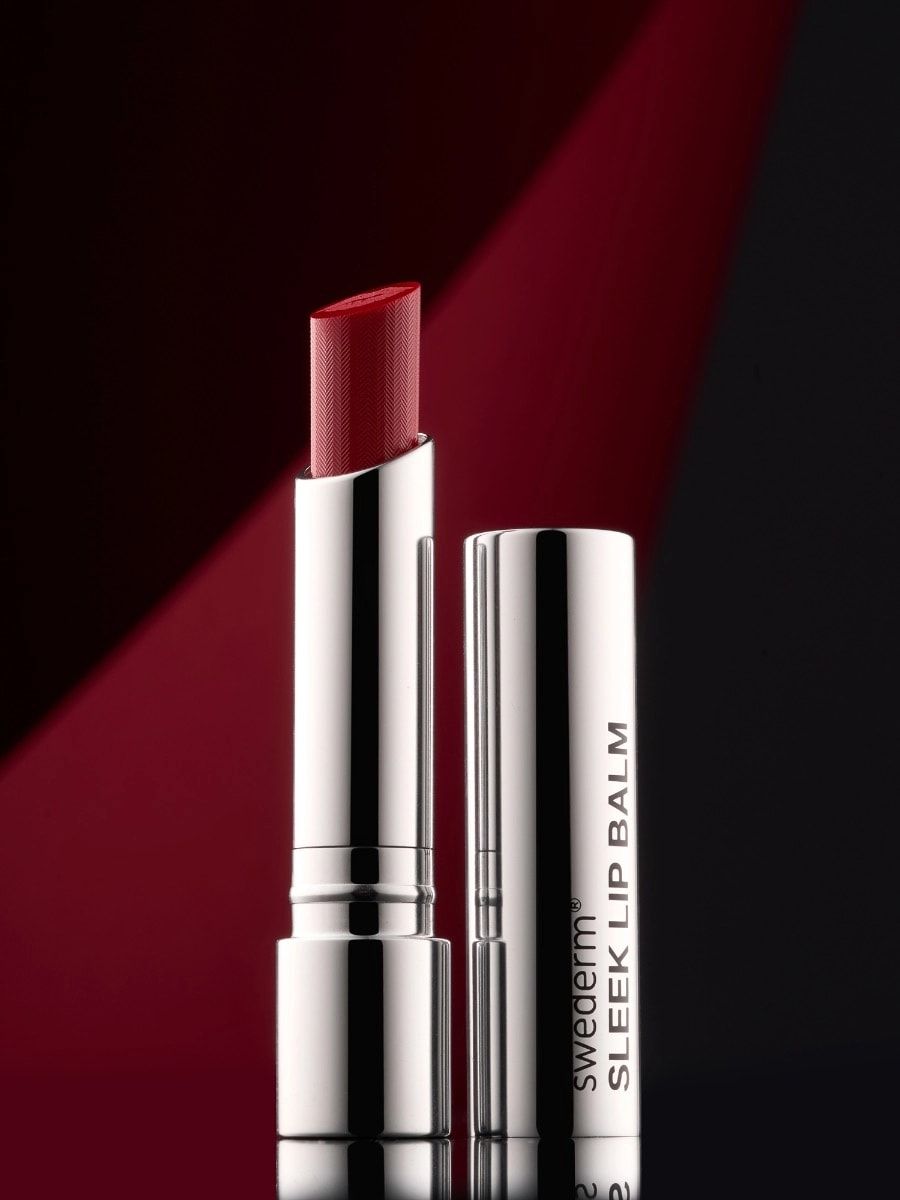Pomadka Sleek w odcieniu scarlet na czerwono-czarnym tle