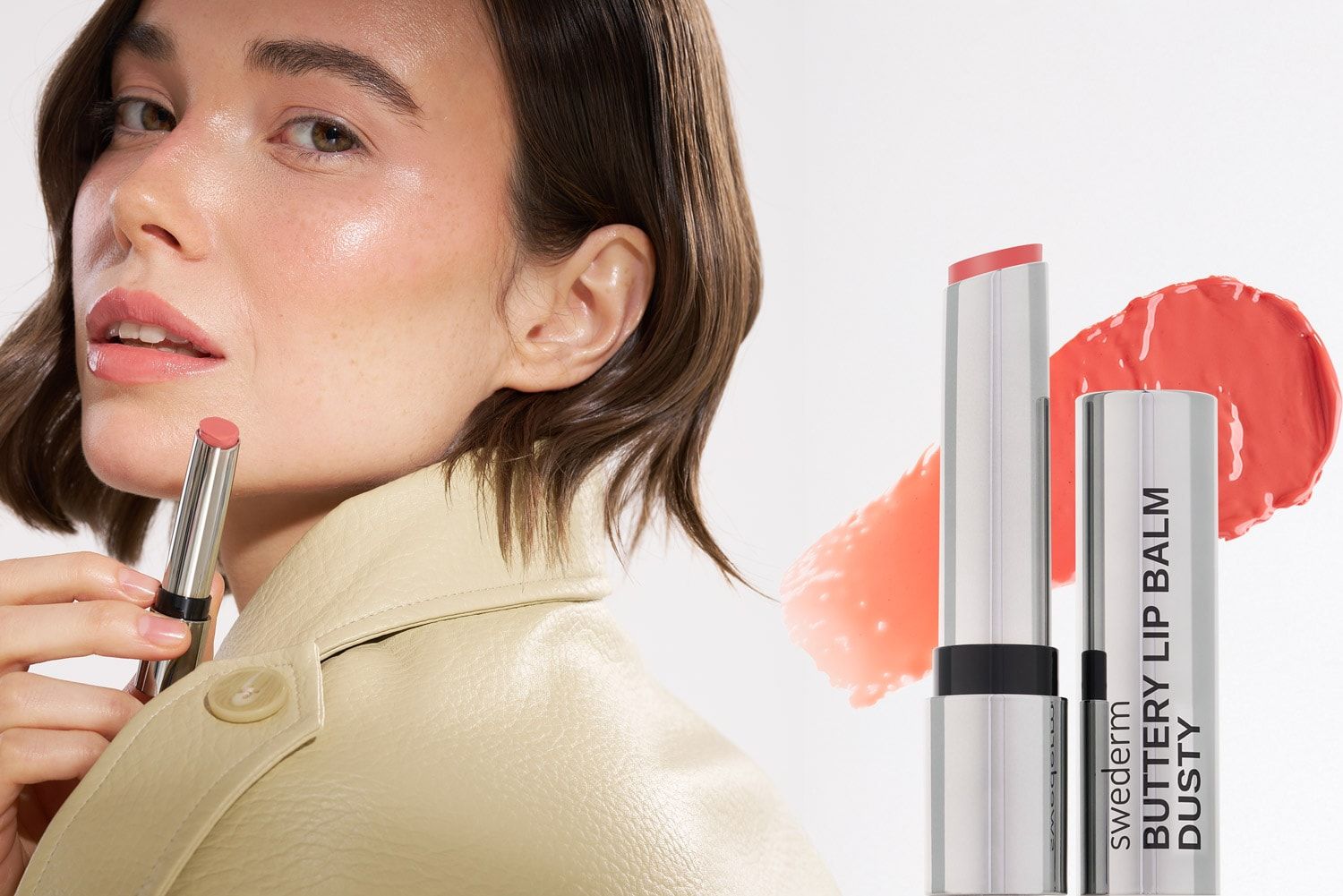 Modelka z pomadką Buttery Lip Balm w odcieniu dusty i swatch koloru
