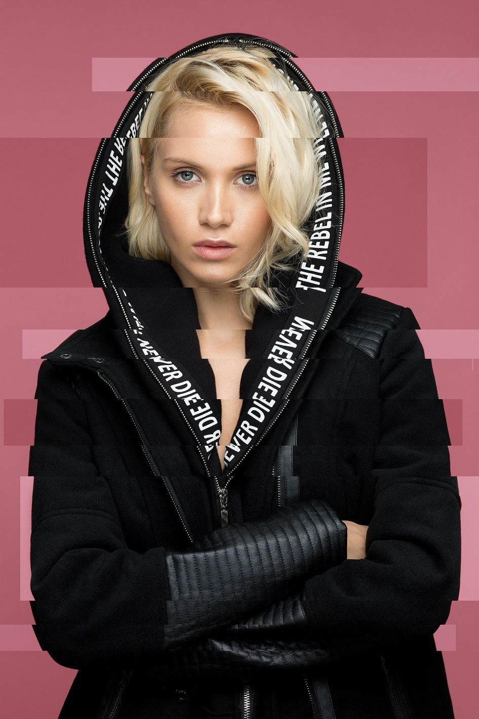 Modelka w czarnej bluzie z kapturem z napisami