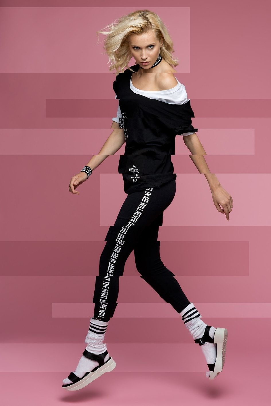 Modelka w skoku w czarnym dresie