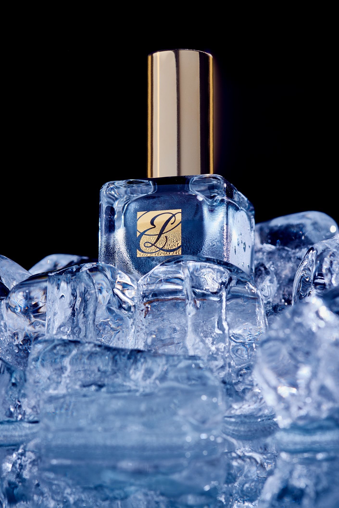 Flakon perfum Estée Lauder na kostkach lodu
