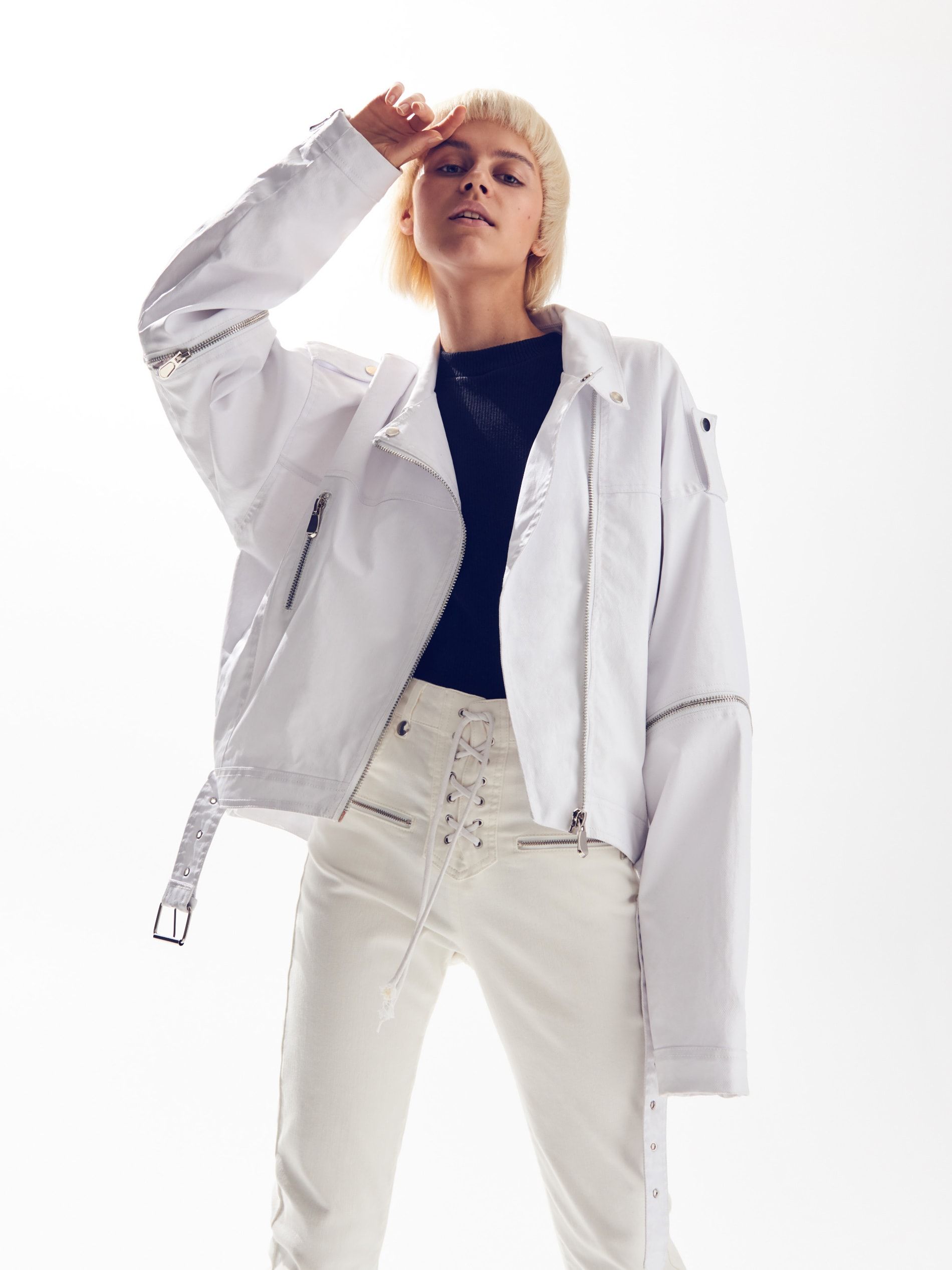 Modelka w oversize'owej białej kurtce