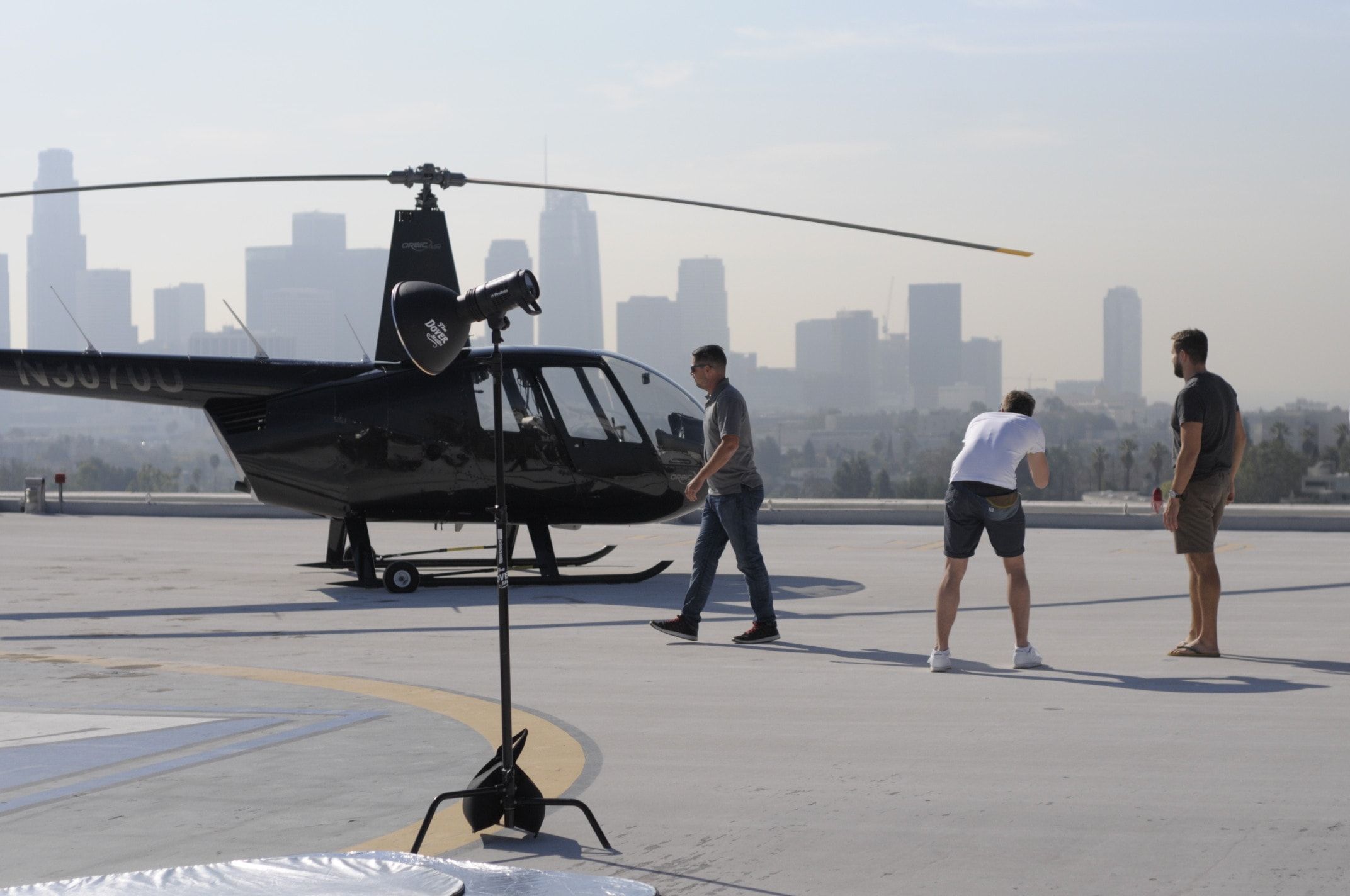 Przygotowania do zdjęć przy helikopterze, w tle wieżowce Los Angeles